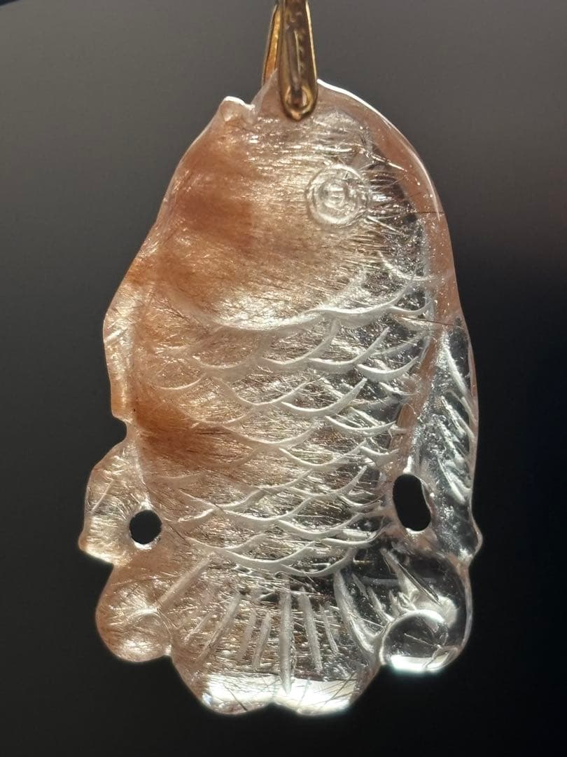 手彫りのペンダントトップ　レッドルチルクォーツ　チャームにも　繊細丁寧な彫り