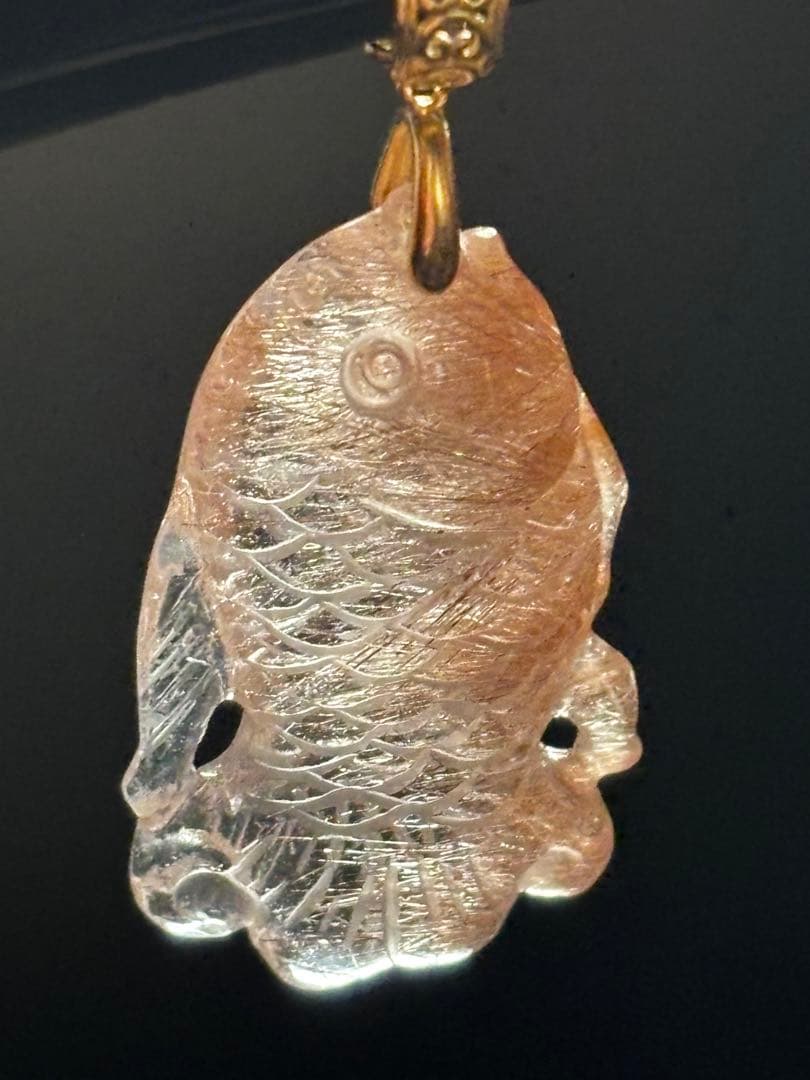手彫りのペンダントトップ　レッドルチルクォーツ　チャームにも　繊細丁寧な彫り