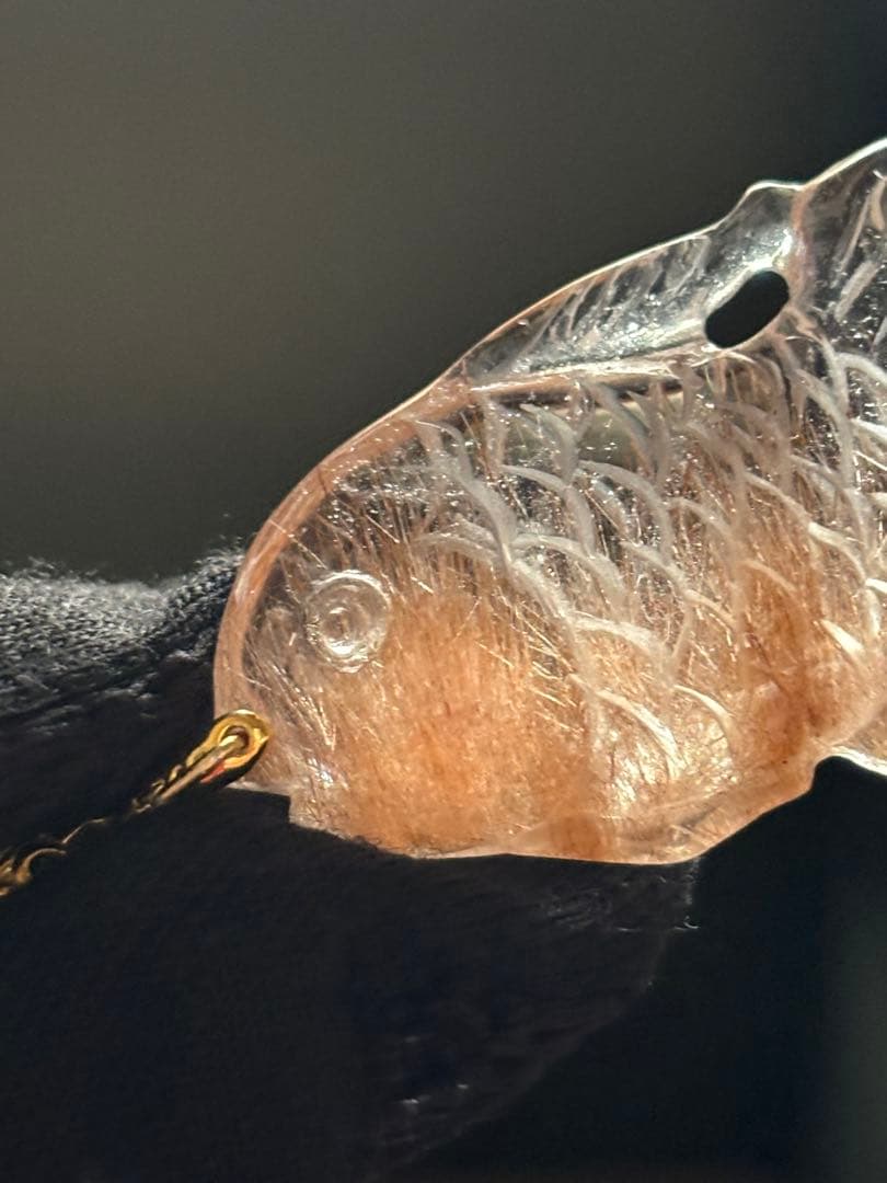 手彫りのペンダントトップ　レッドルチルクォーツ　チャームにも　繊細丁寧な彫り