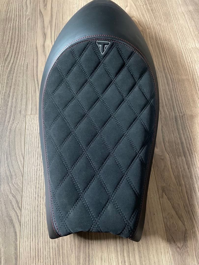 トライアンフ スラクストン1200RS 純正オプションシート