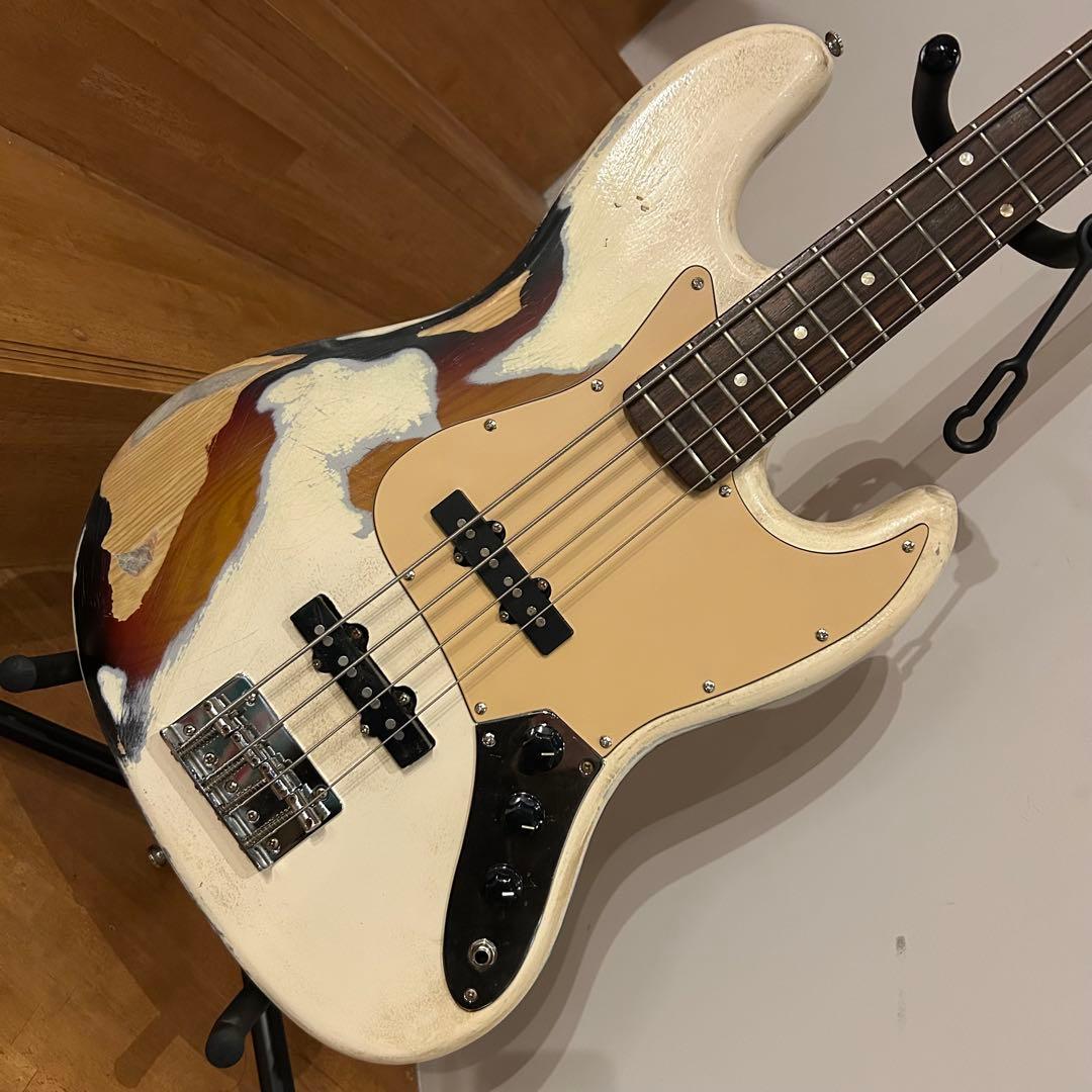 オリンピックホワイトレリック仕様ジャズベース 下地は3トーンサンバースト