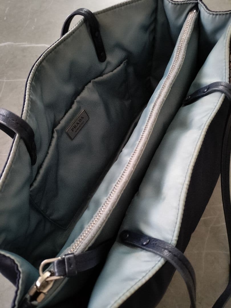 プラダ　スタッズ付きネイビートートバッグ