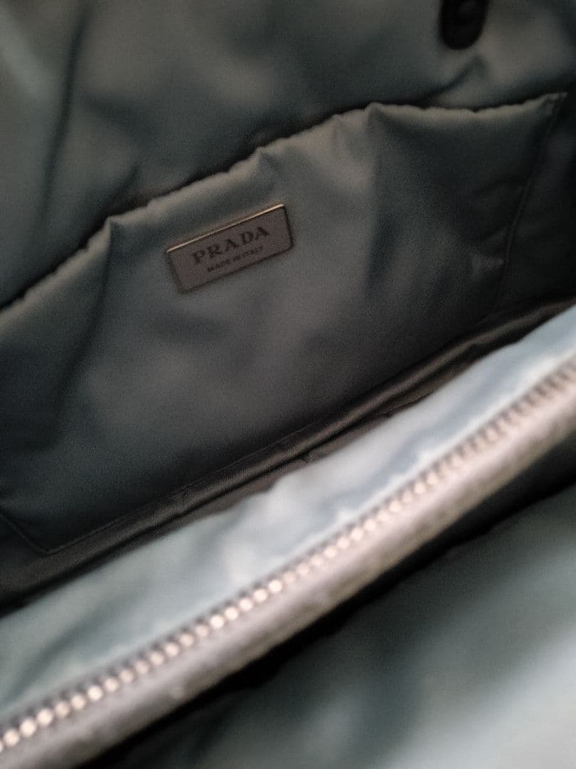 プラダ　スタッズ付きネイビートートバッグ