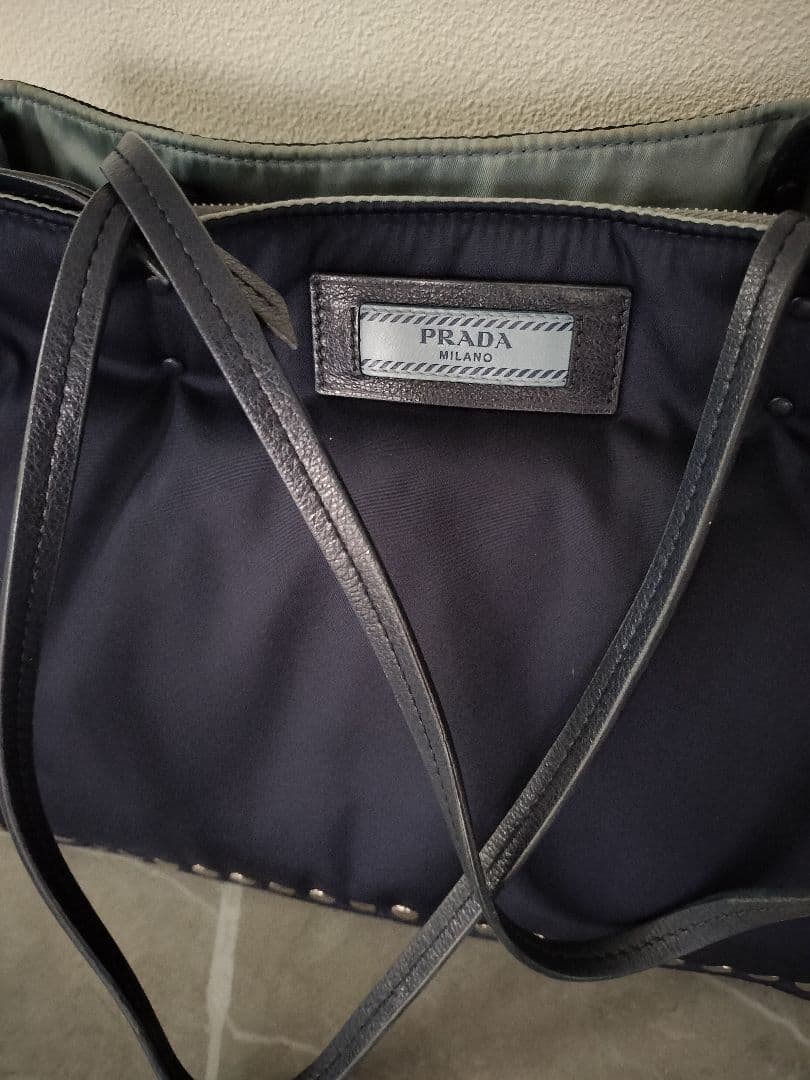 プラダ　スタッズ付きネイビートートバッグ