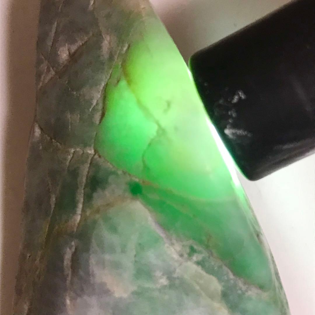 糸魚川翡翠　美石　明るく鮮やかな翠　金山谷　108g