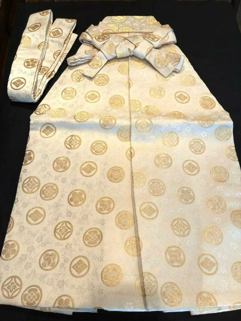 七五三　袴　生成りと金色(腰紐、お守り、懐刀付き)