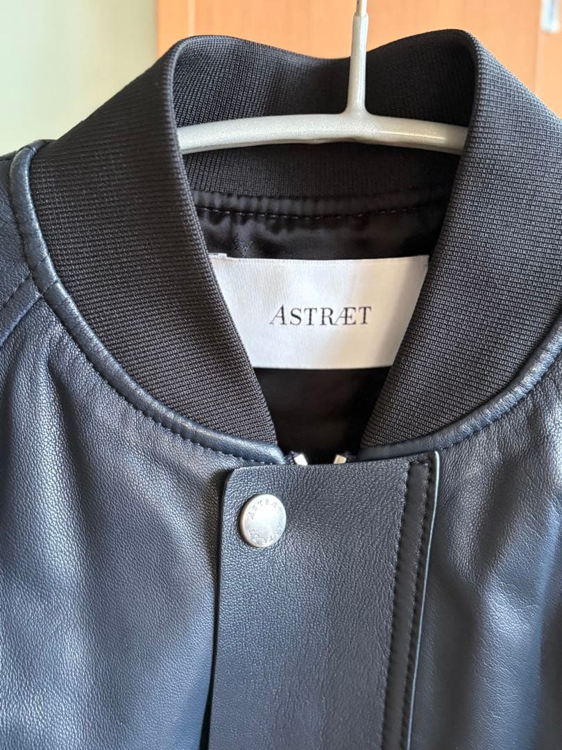 値下げ❗️ASTRÆT ネイビーレザーボンバージャケット