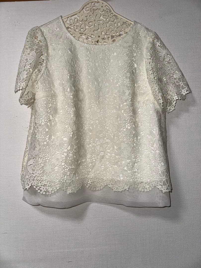 新品未使用ローズティアラ42サイズホワイト 花柄レース 前後見頃共　半袖トップス
