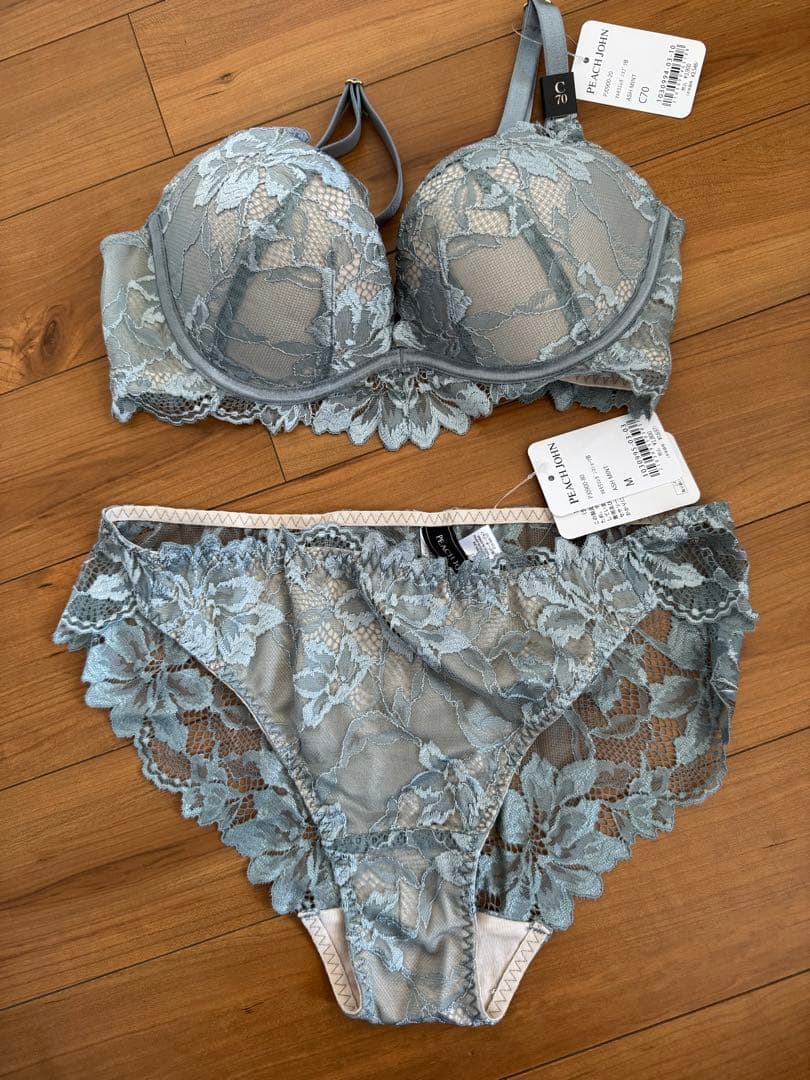 ピーチジョン ブラ&ショーツ、Tバック ３セット C70