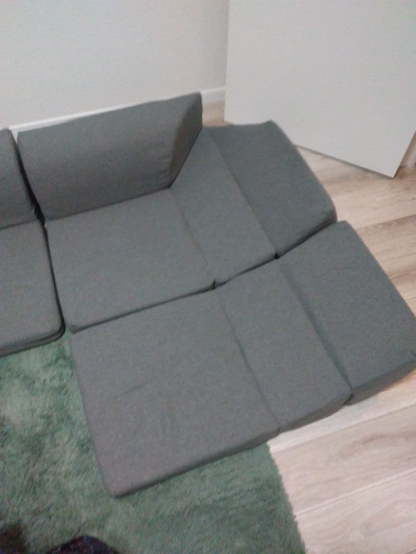 グレーのモジュラーソファ