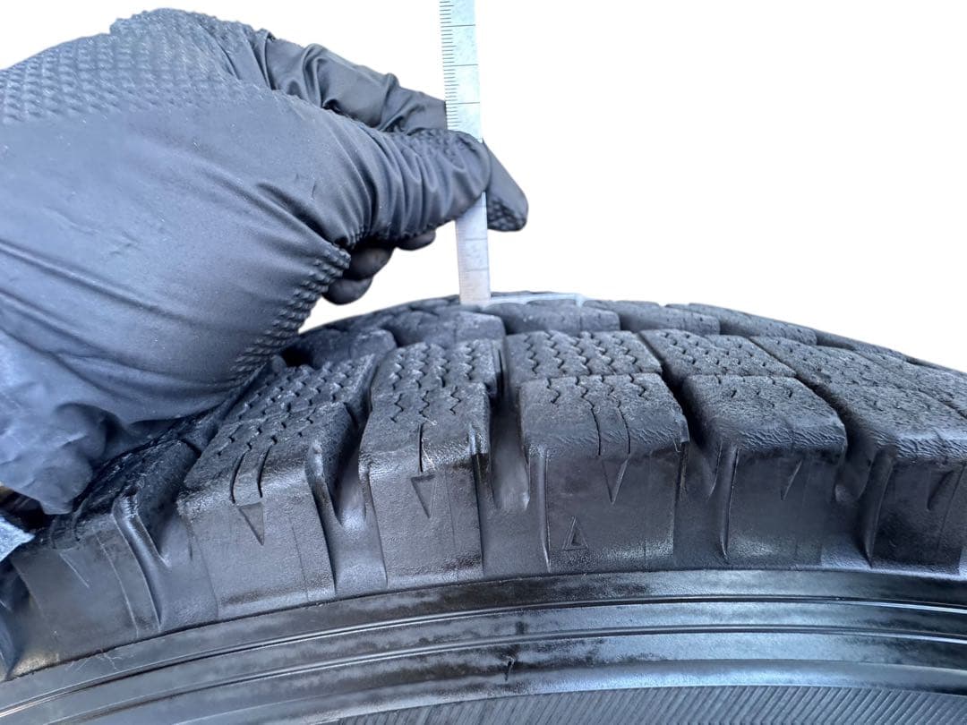 送料込ブリヂストンVL10 スタッドレスタイヤ 15インチ 2022年製造