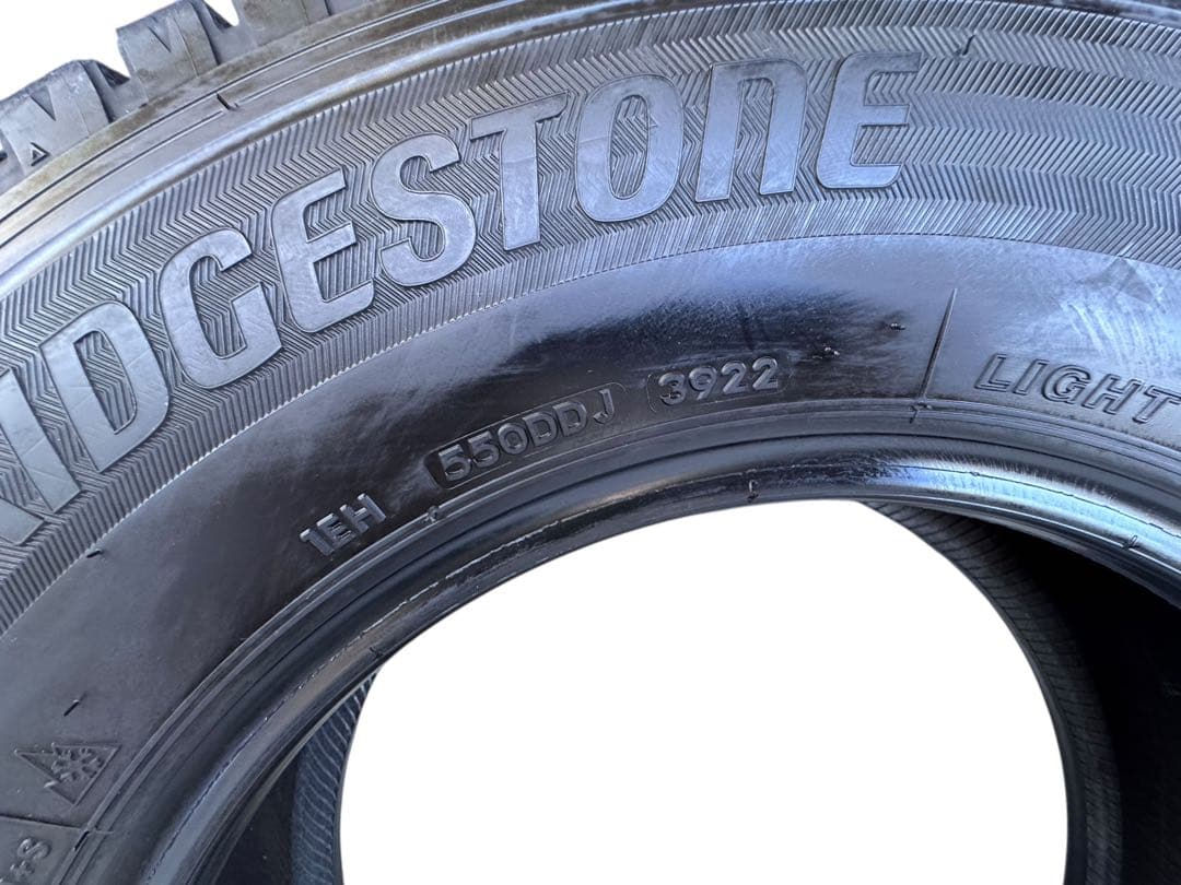 送料込ブリヂストンVL10 スタッドレスタイヤ 15インチ 2022年製造