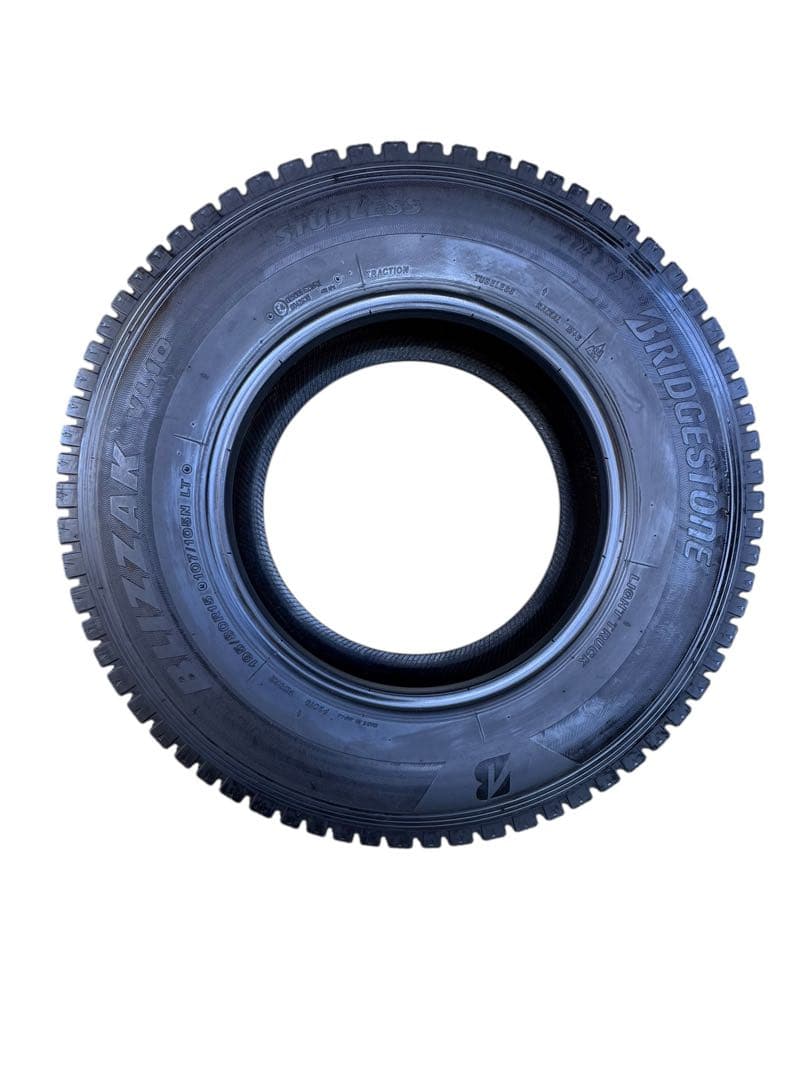 送料込ブリヂストンVL10 スタッドレスタイヤ 15インチ 2022年製造