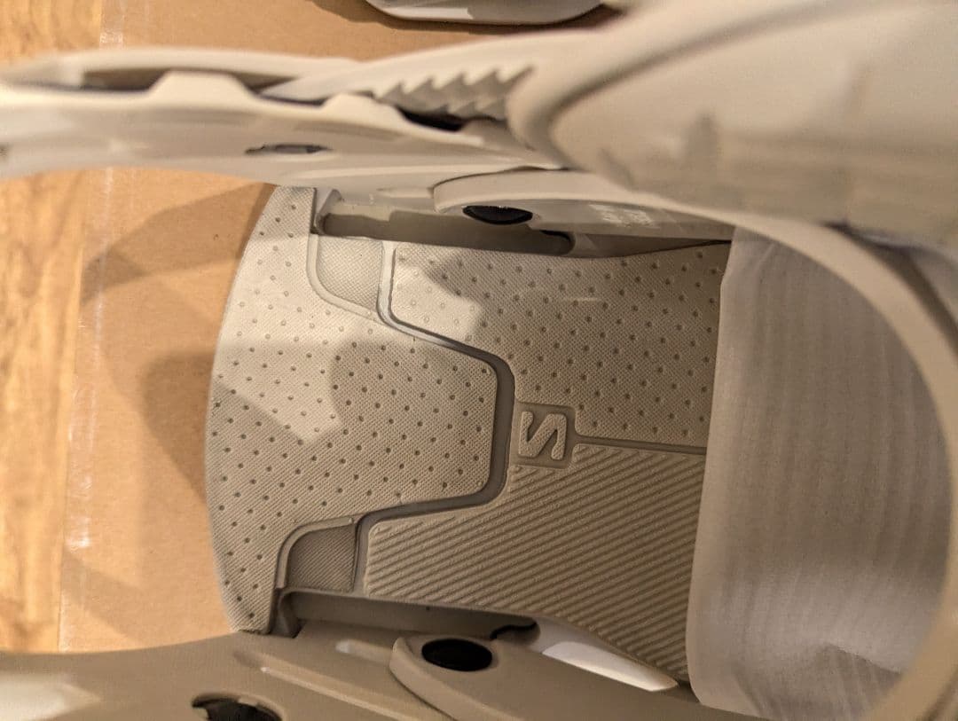 新品未使用　SALOMON サロモン　HOLOGRAM　ホログラム　サイズM