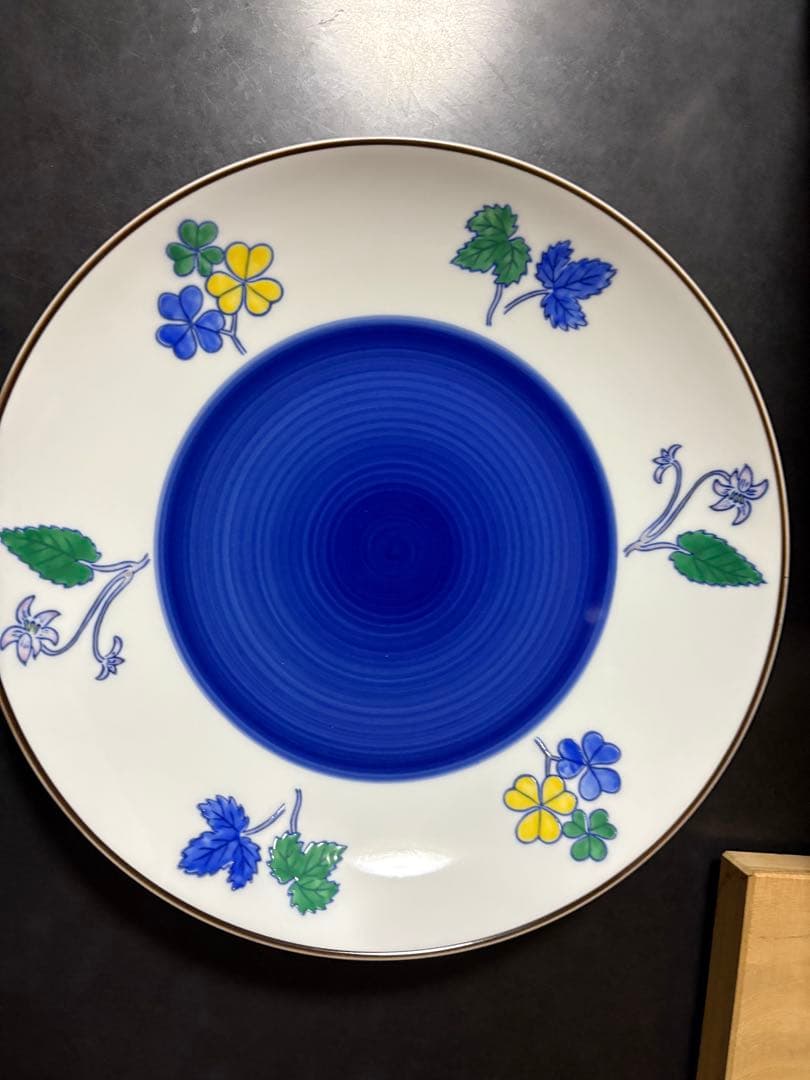 青い花柄の大皿　宮内庁御用達　深川製磁　直径28cm 高さ4.5cm 新品