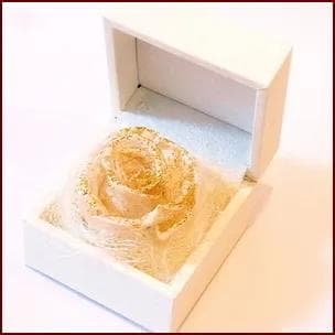 プリザーブドフラワーホワイトボックス　 ゴールドローズ