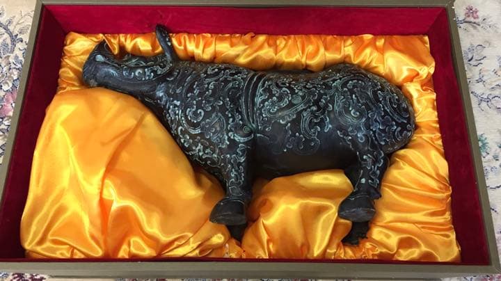 サイの置物　中国青銅器