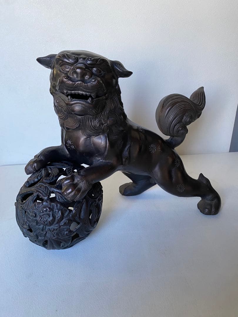 玉乗りシーサー　狛犬　獅子　置物　金属製　魔除け　縁起物　邪気祓い