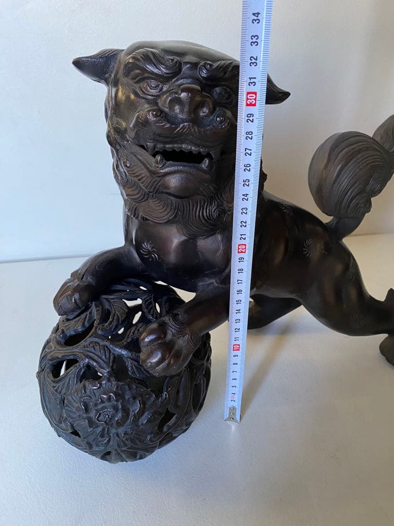 玉乗りシーサー　狛犬　獅子　置物　金属製　魔除け　縁起物　邪気祓い