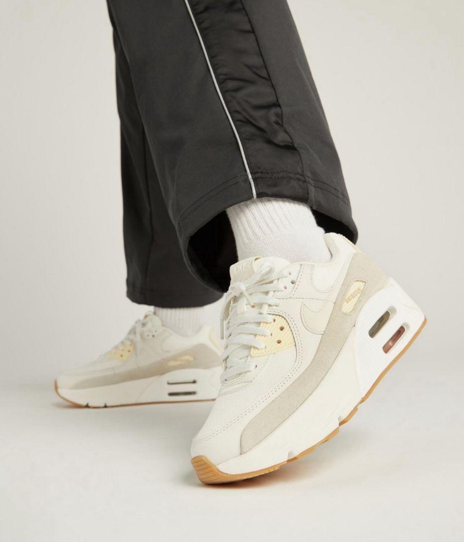 ナイキ エア マックス 90 LV8 ウィメンズシューズ アイボリー　23.5