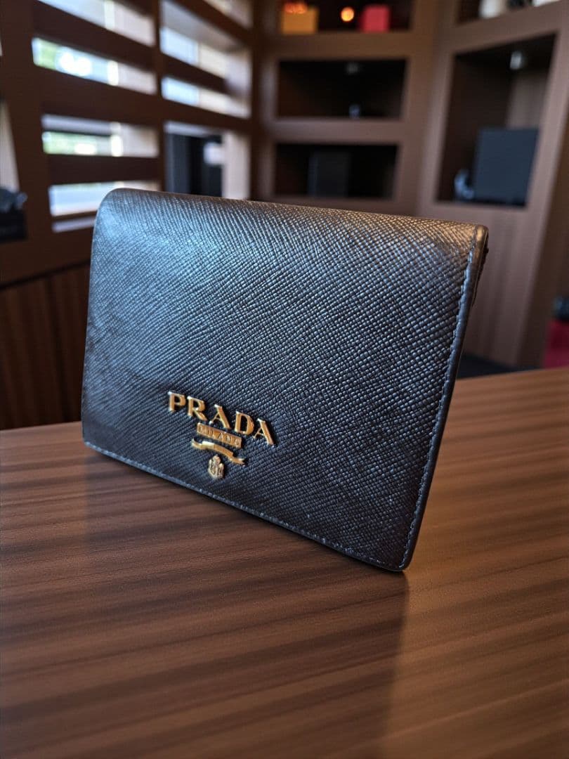 ＰＲＡＤＡ　プラダ　サフィアーノ　二つ折り財布　ブラック革 o