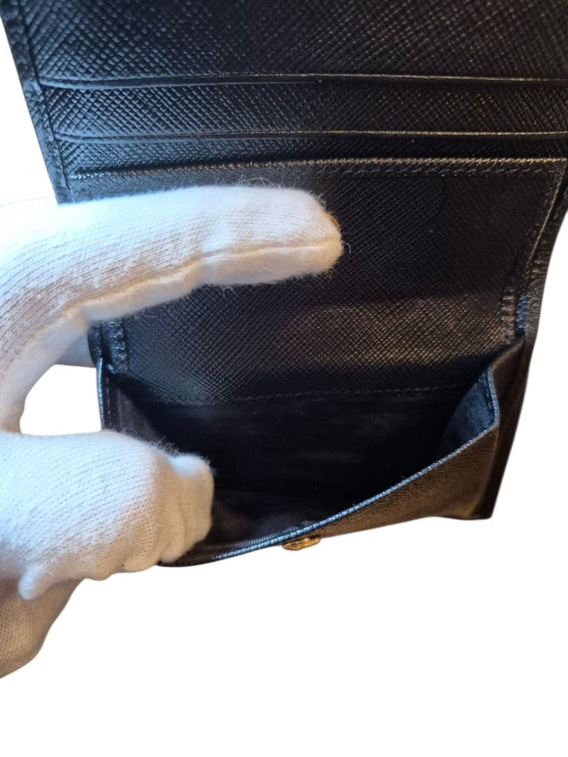 ＰＲＡＤＡ　プラダ　サフィアーノ　二つ折り財布　ブラック革 o