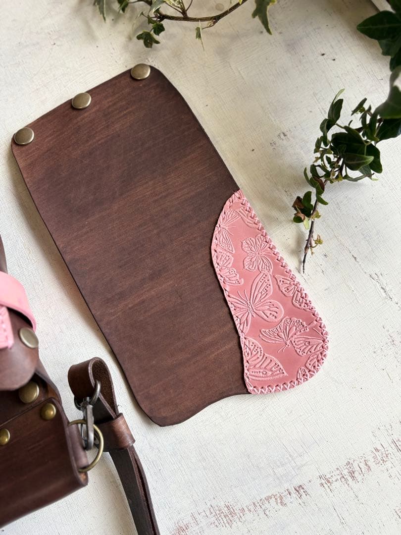 おっか 手染めダークチョコ、蝶型押しピンクの蓋付き大容量シザーケース