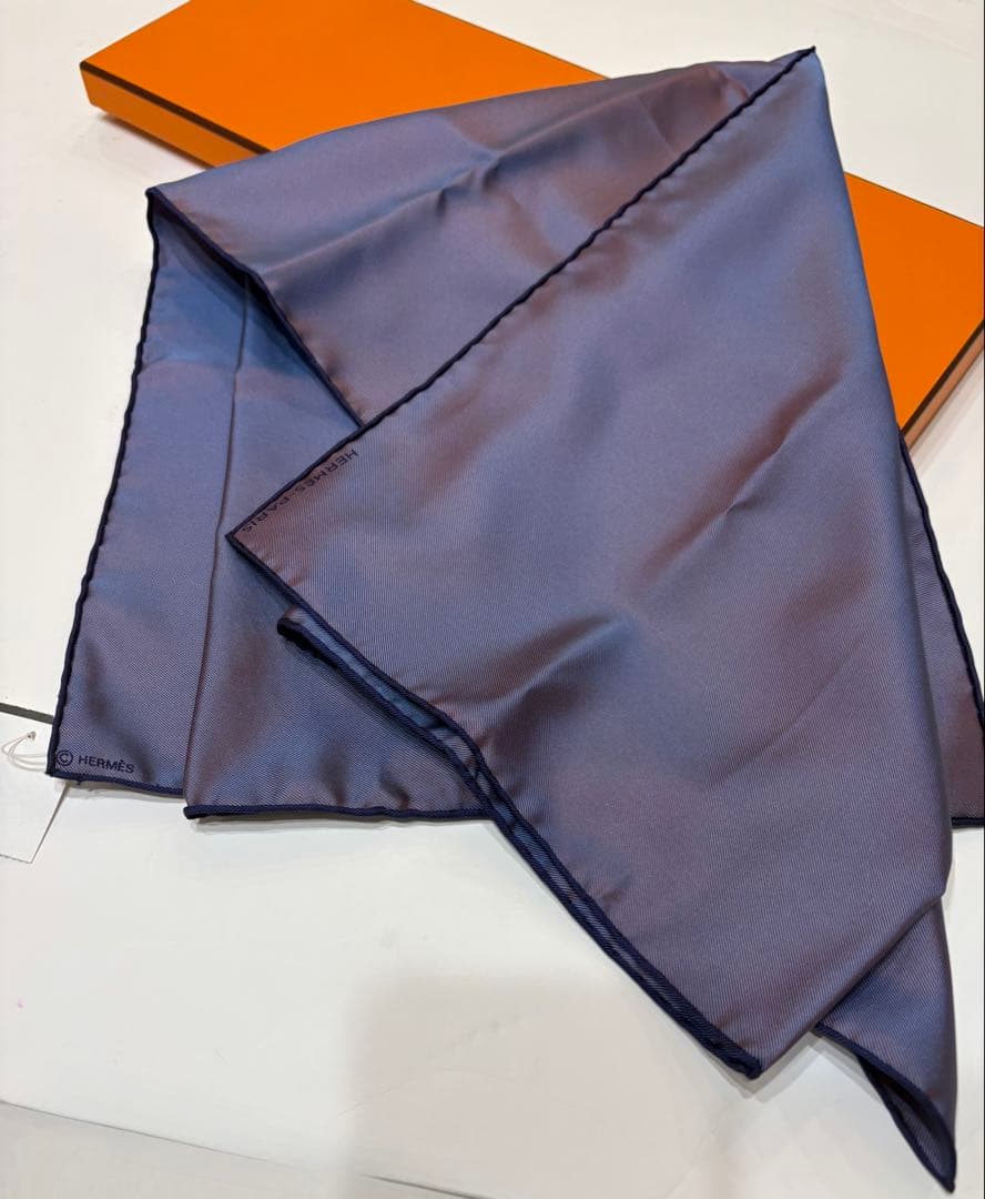 新品タグ付☆エルメス　カレ70 ロゴ　玉虫カラー　無地　スカーフ　美品未使用