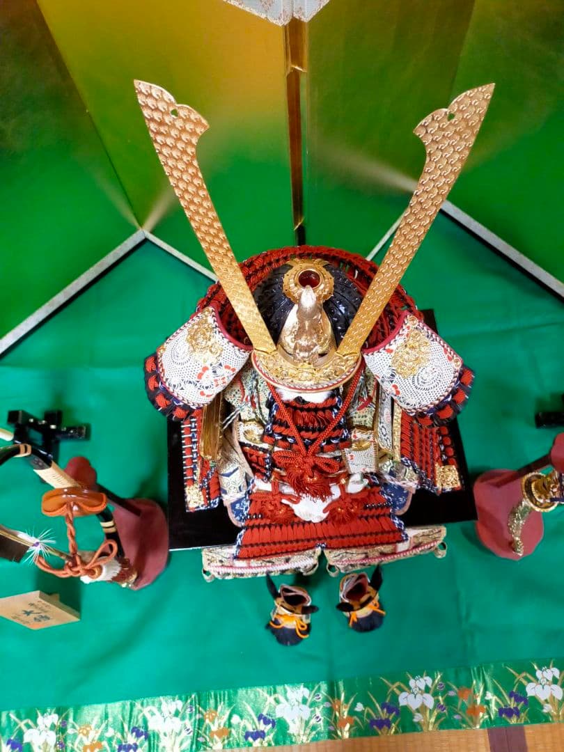 京都島津有職五月人形、大鎧飾り 金屏風、弓、太刀、提灯（灯付）緑色毛氈、黒塗台座