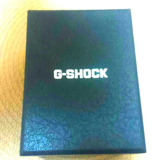 G-SHOCKの黒と金色の時計です！