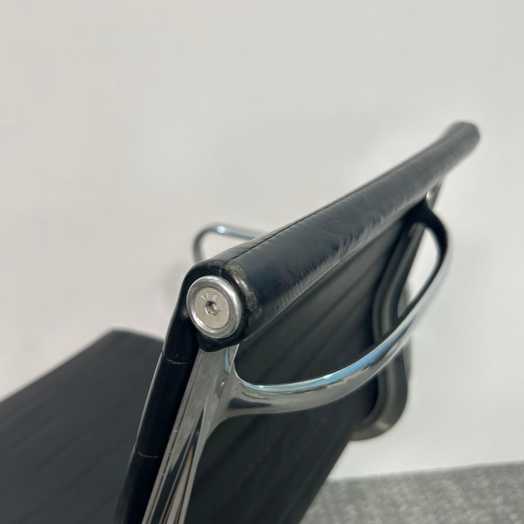 B. ハーマンミラー キャスターチェア アルミナムチェア 本革