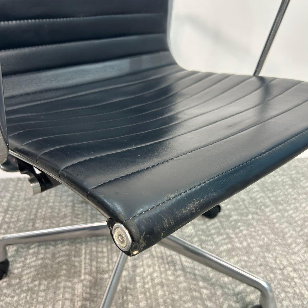 B. ハーマンミラー キャスターチェア アルミナムチェア 本革