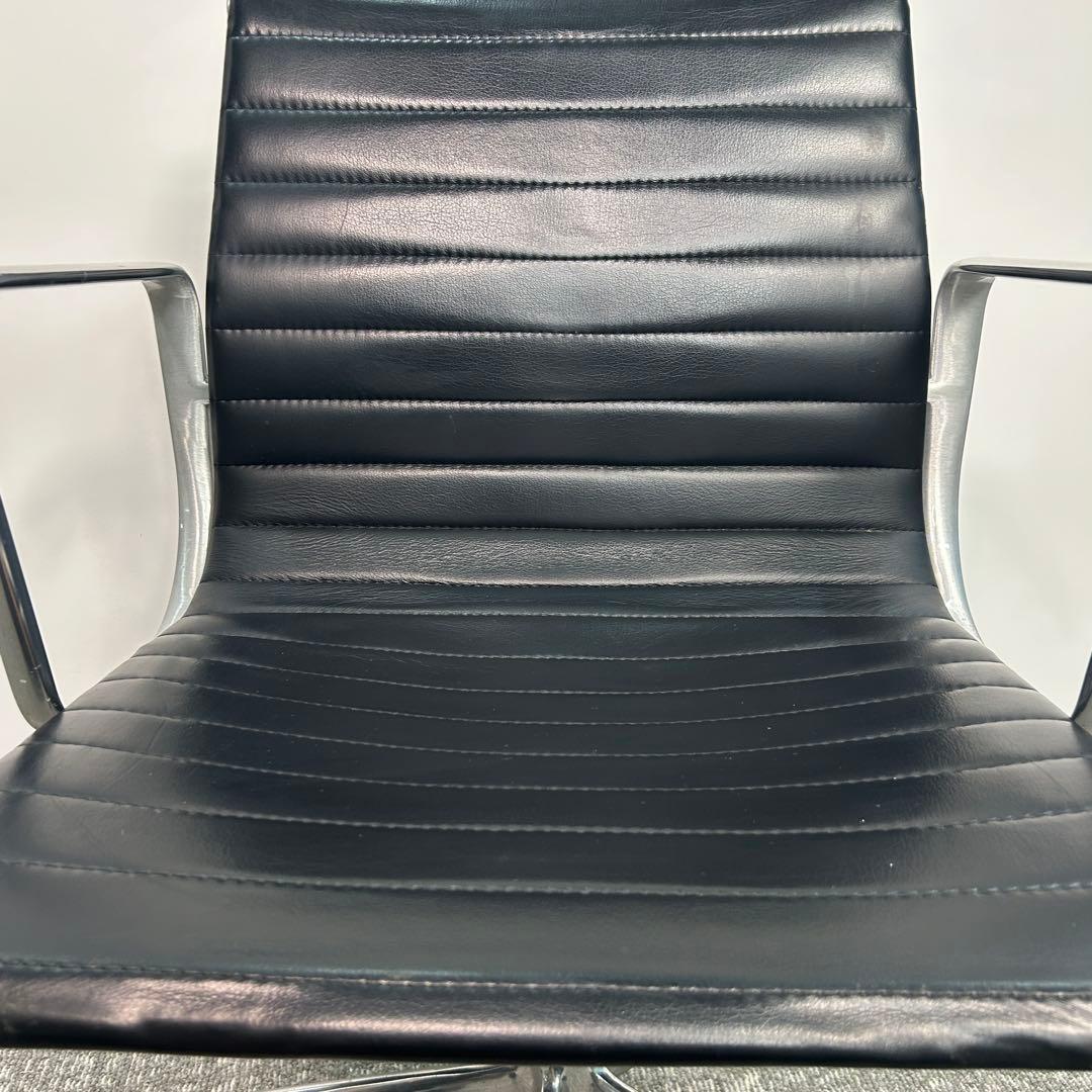 B. ハーマンミラー キャスターチェア アルミナムチェア 本革