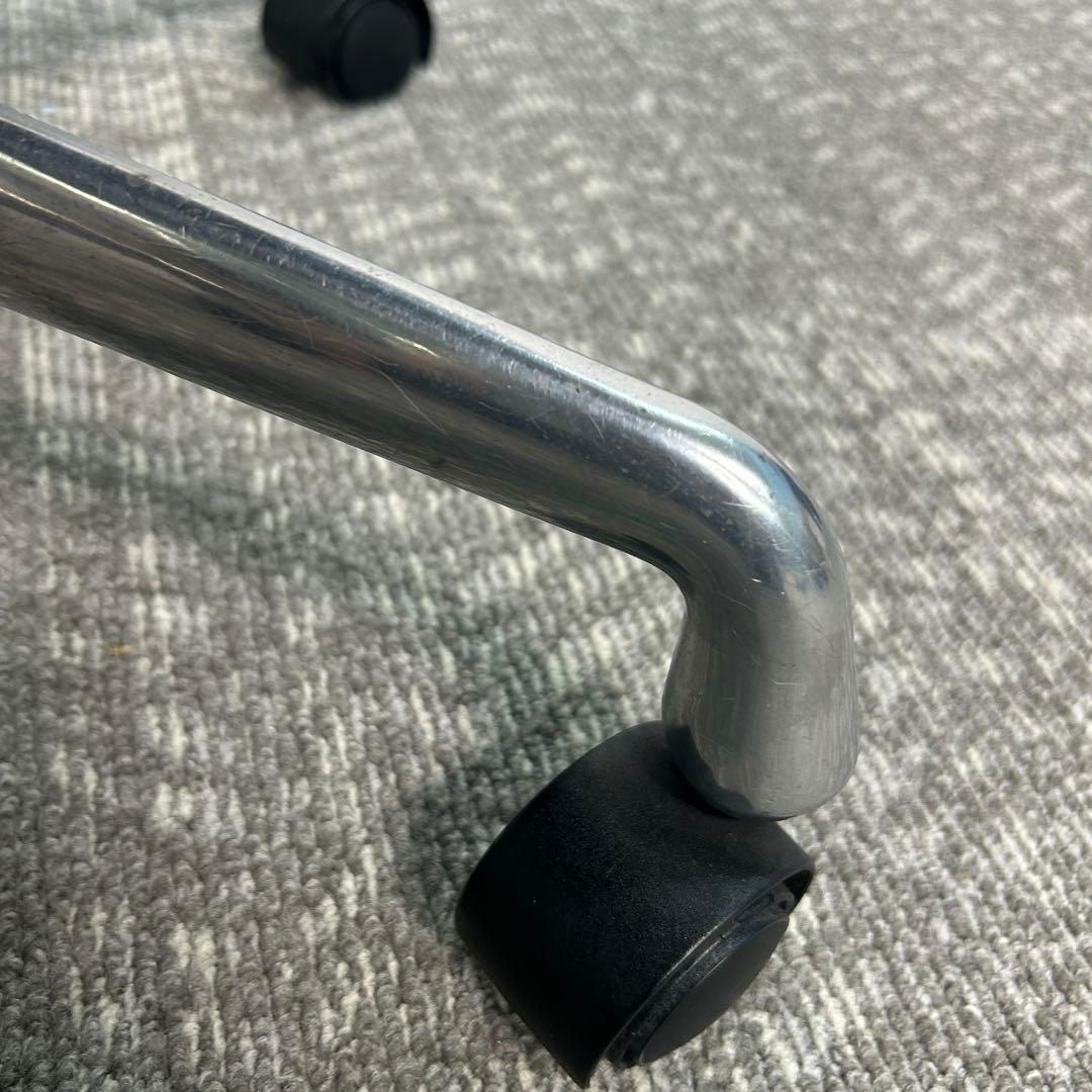 B. ハーマンミラー キャスターチェア アルミナムチェア 本革