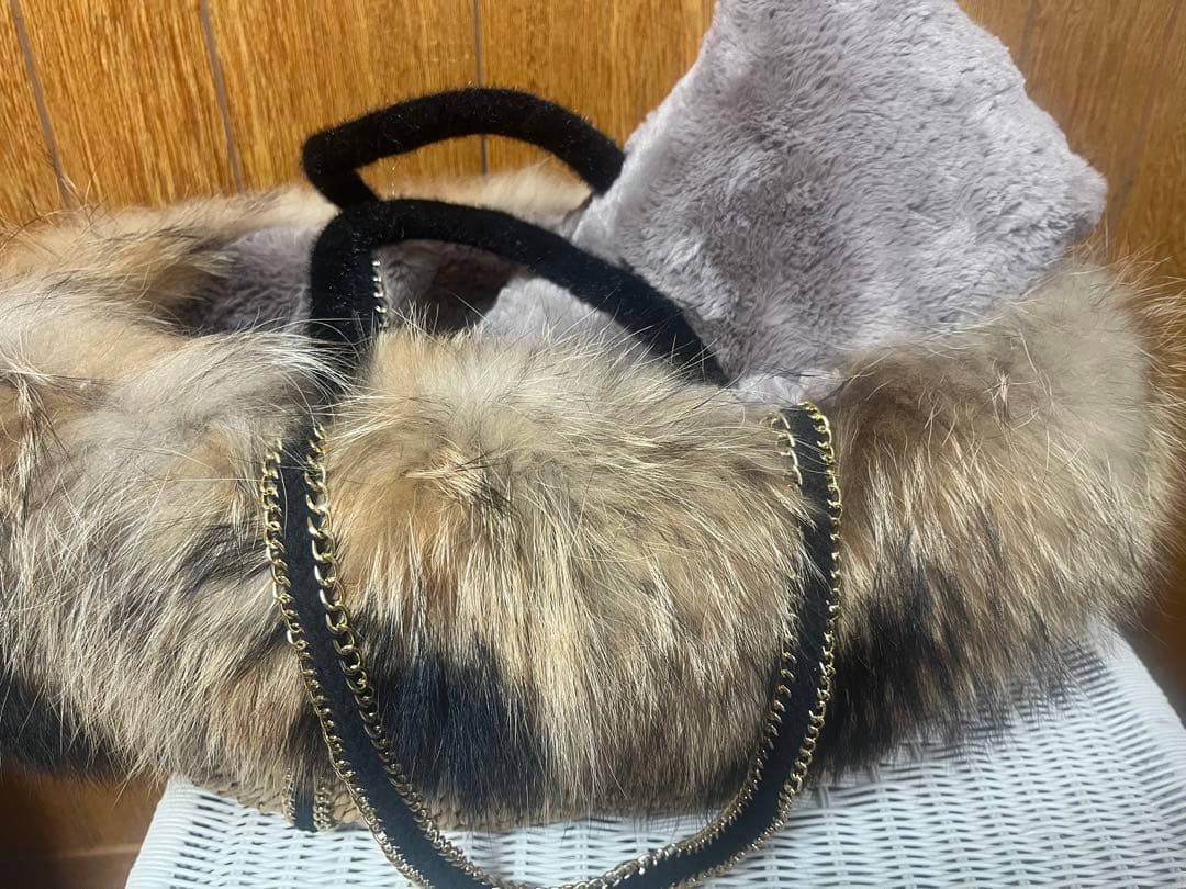 ストローとファーのキャリーバッグ