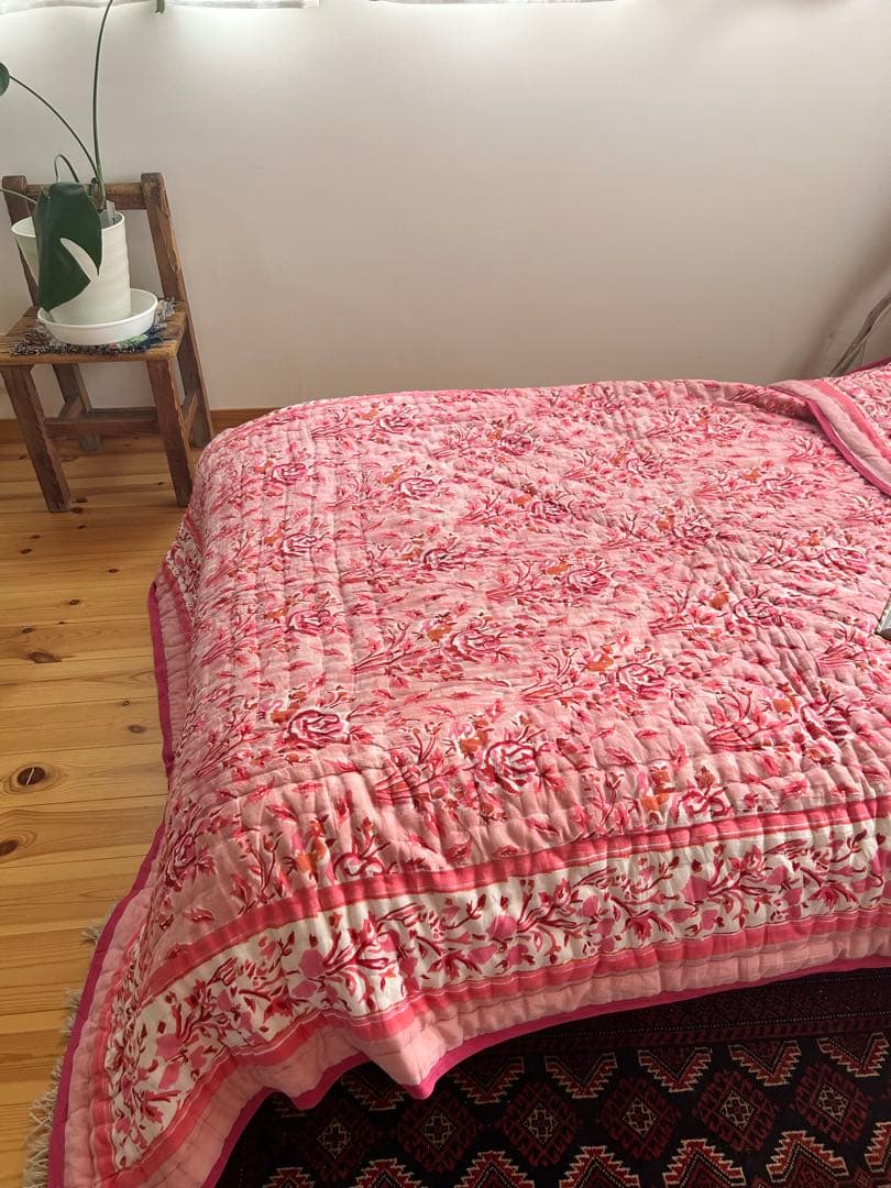 ブロックプリントキルト　赤ピンク　ソファーカバー　布団　キルト　送料込み
