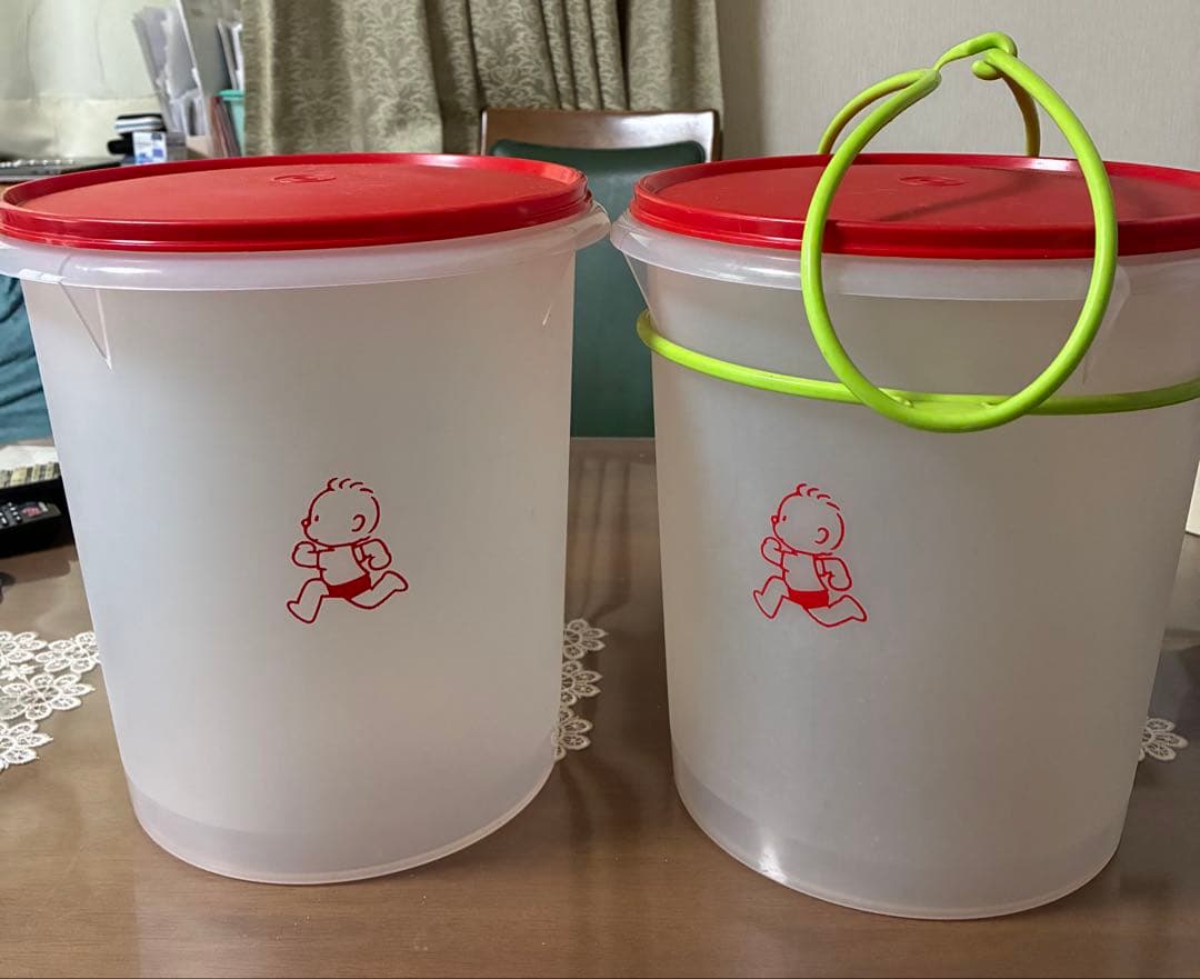 Tupperware 大容量食品保存容器 2個セット　1個ハンドル付き