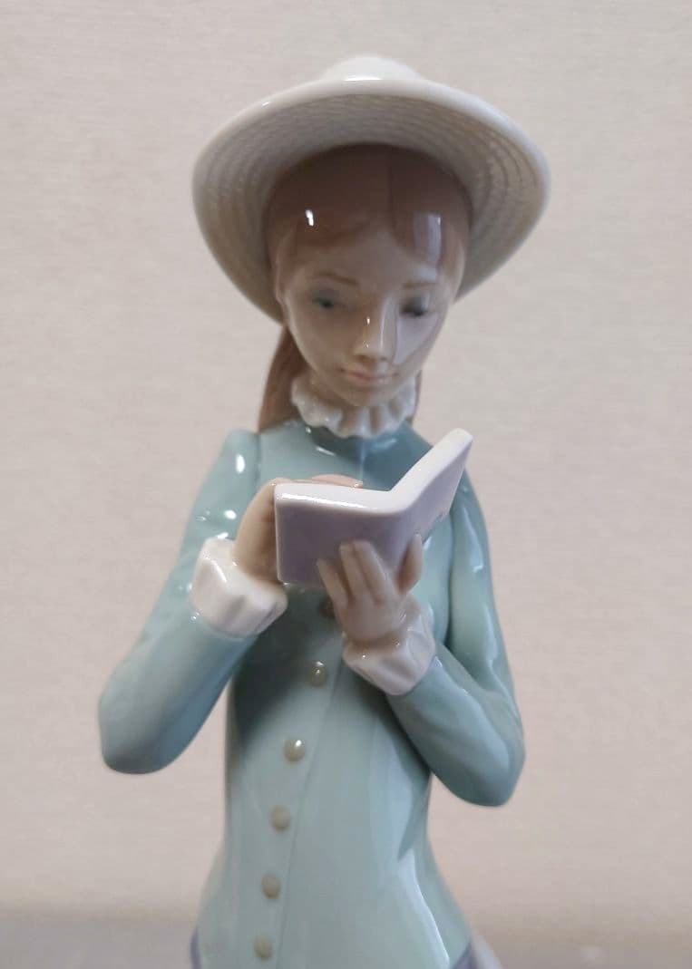 リヤドロ　LIADRO 読書する貴婦人　エレガント　箱あり