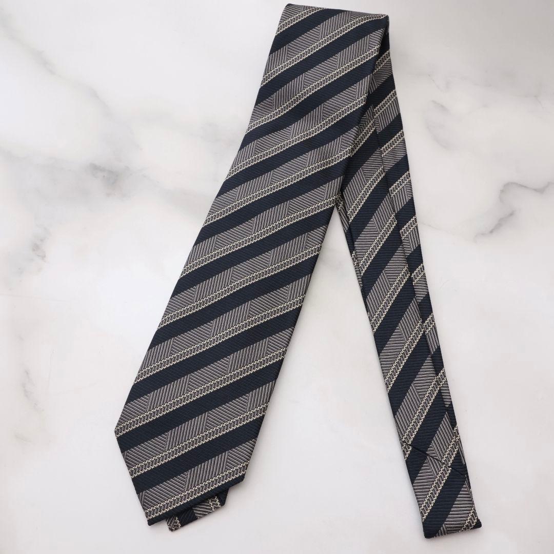 ゼニア 未使用 ネイビーとグレーのストライプ ネクタイ