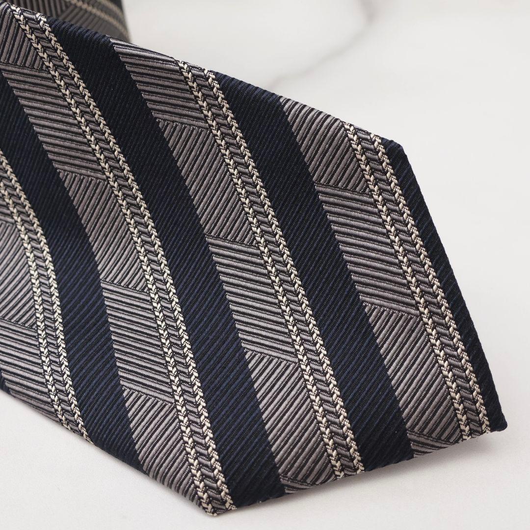 ゼニア 未使用 ネイビーとグレーのストライプ ネクタイ
