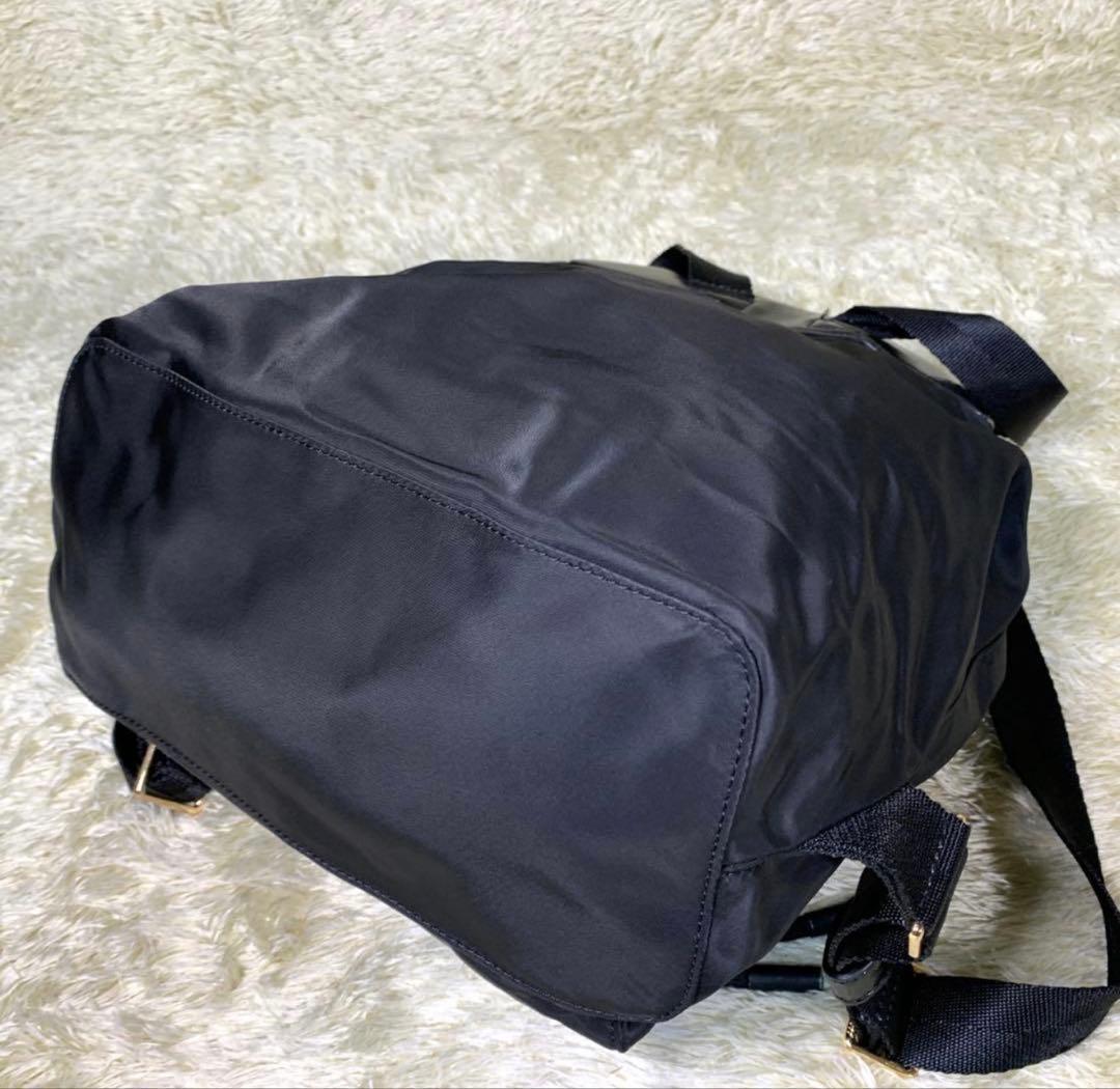 トリーバーチ ナイロン リュック ブラック 大容量 フラップ バックパック 巾着