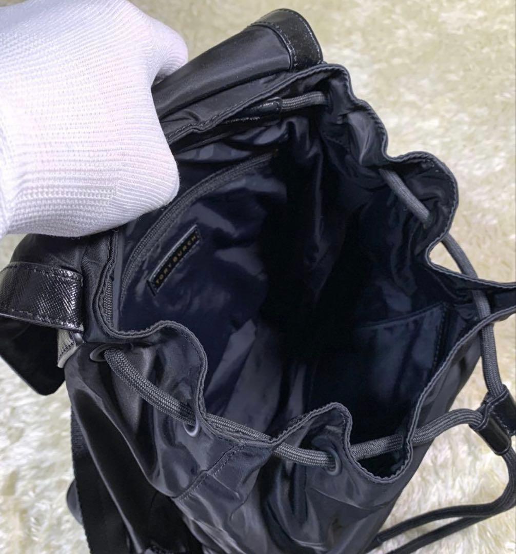 トリーバーチ ナイロン リュック ブラック 大容量 フラップ バックパック 巾着