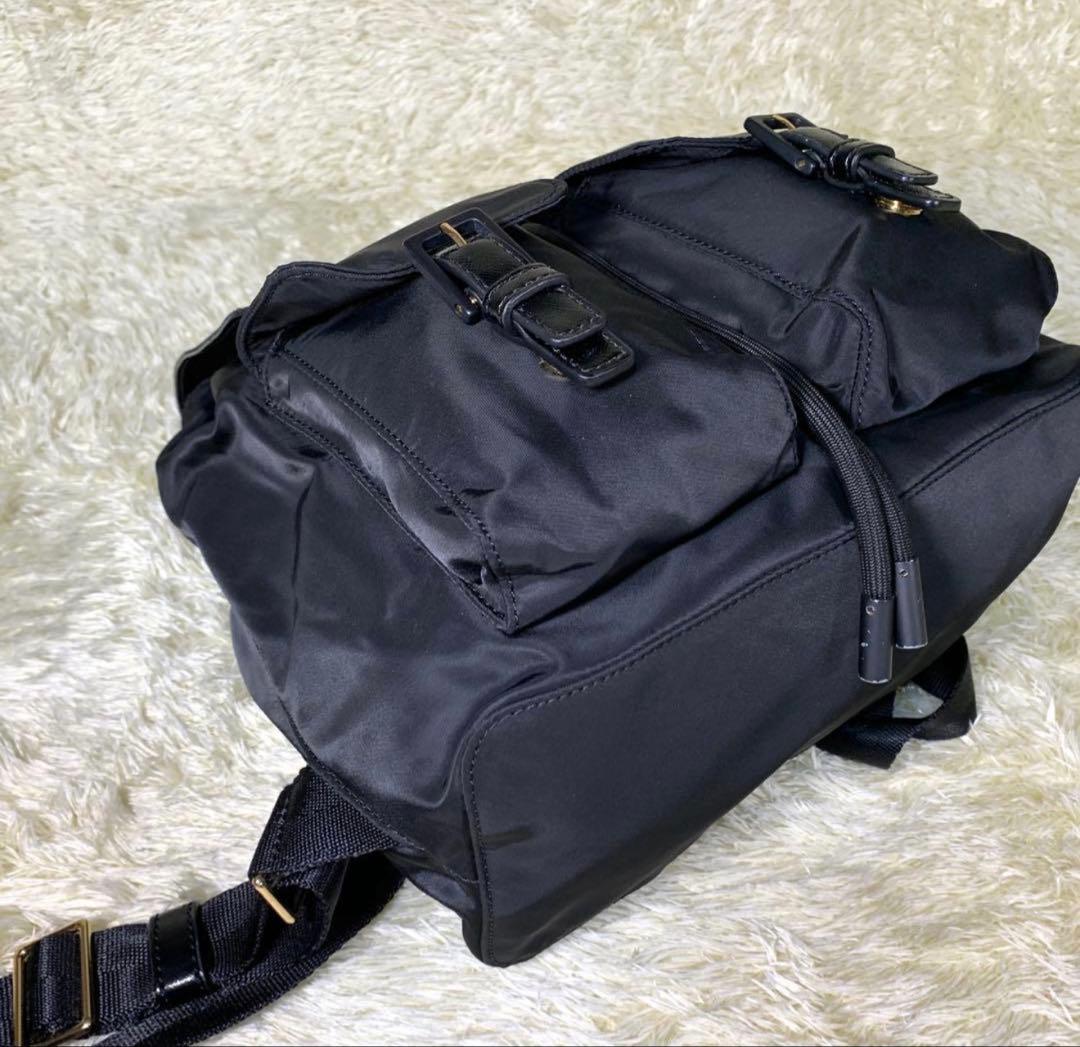 トリーバーチ ナイロン リュック ブラック 大容量 フラップ バックパック 巾着