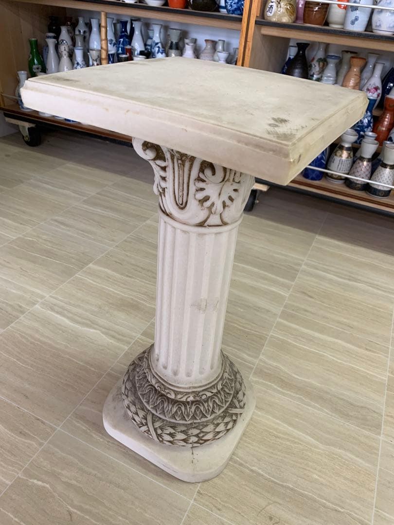 古典的な柱デザインの装飾テーブル　アンティーク調