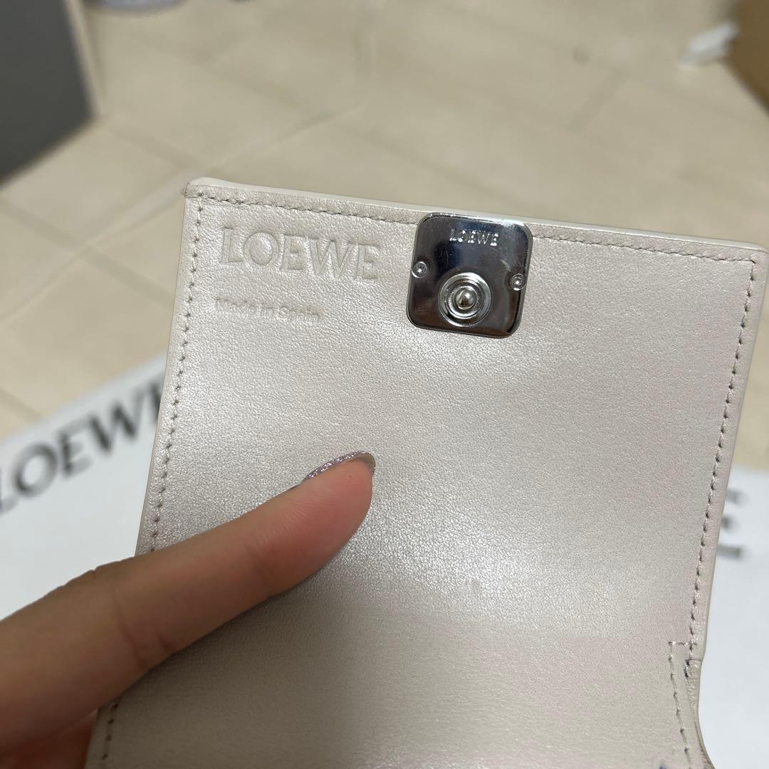 ロエベ 二つ折り財布 アナグラム コンパクト フラップウォレット ライトゴースト