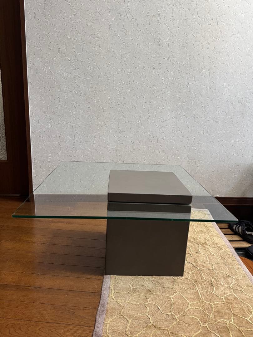 送料込み　moda en casa フライングテーブル ガラス コンクリート