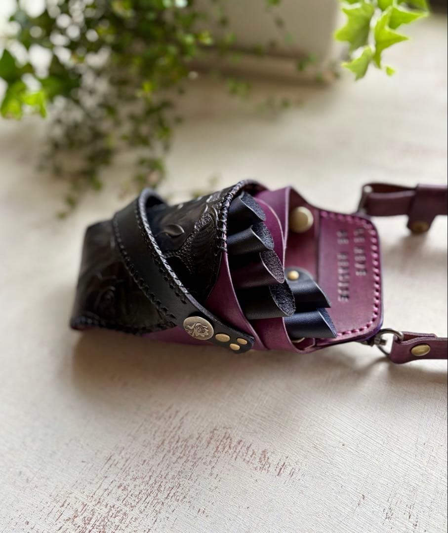 手染めレッドパープル、ローズ型押しのシザーケース