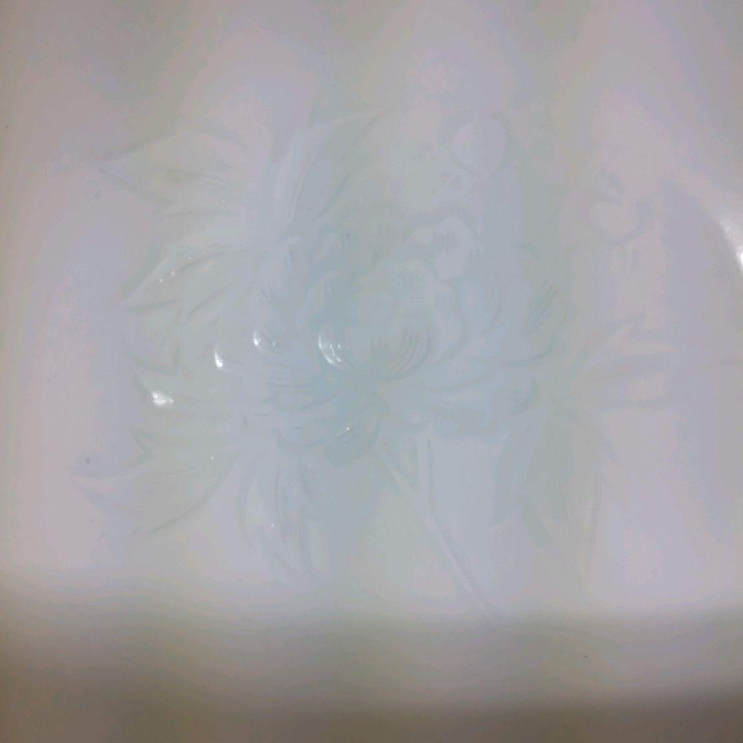 （765)✿特価★有田焼★人間国宝★井上萬二作★白磁牡丹彫刻皿★破魔オマケ付き