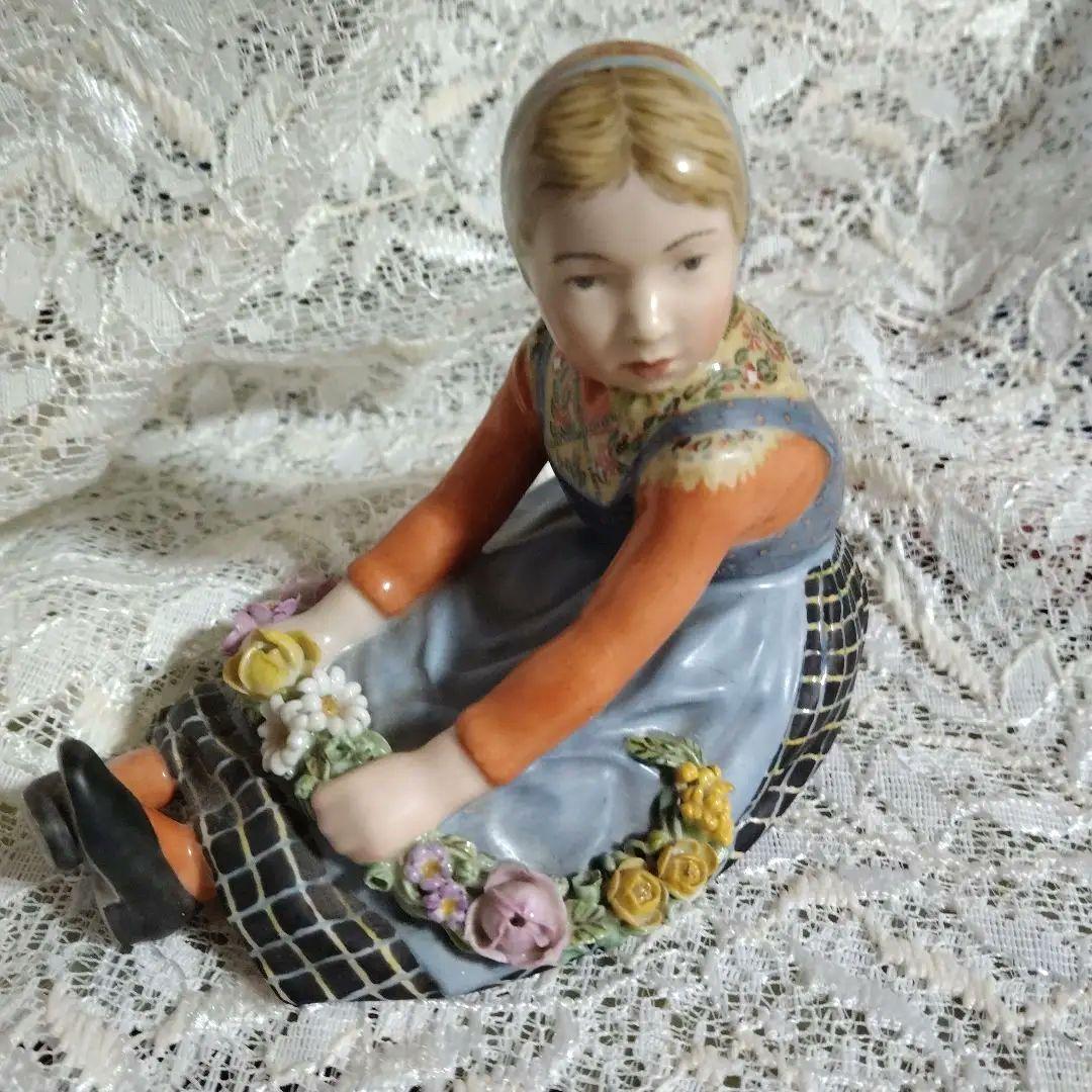 ロイヤルコペン　フィギュリン陶磁器花飾り持つ人形