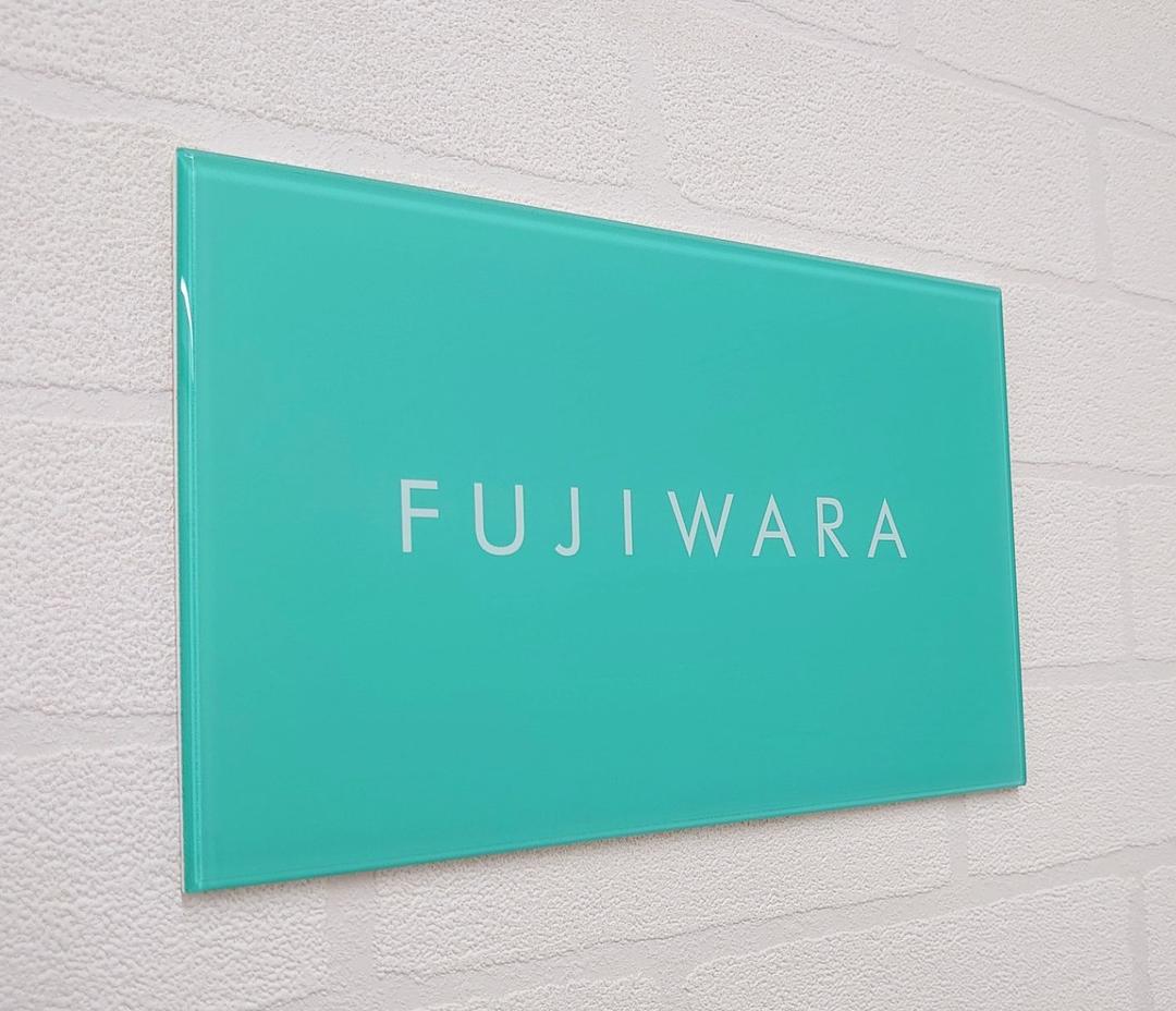 【アクリル表札】海外ブランド保存箱調＊４辺４５度面取り鏡面磨き＊1㎜単位、穴開可